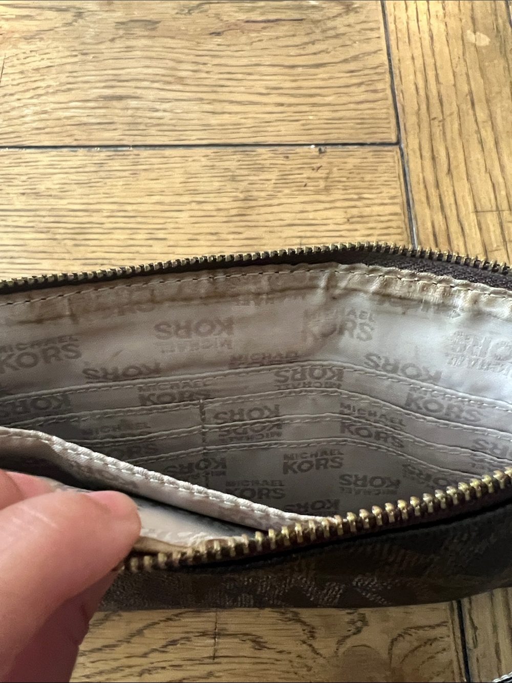 USED- Michael Kors Jet Set Signature Logo Wristlet - Picture 10 of 10